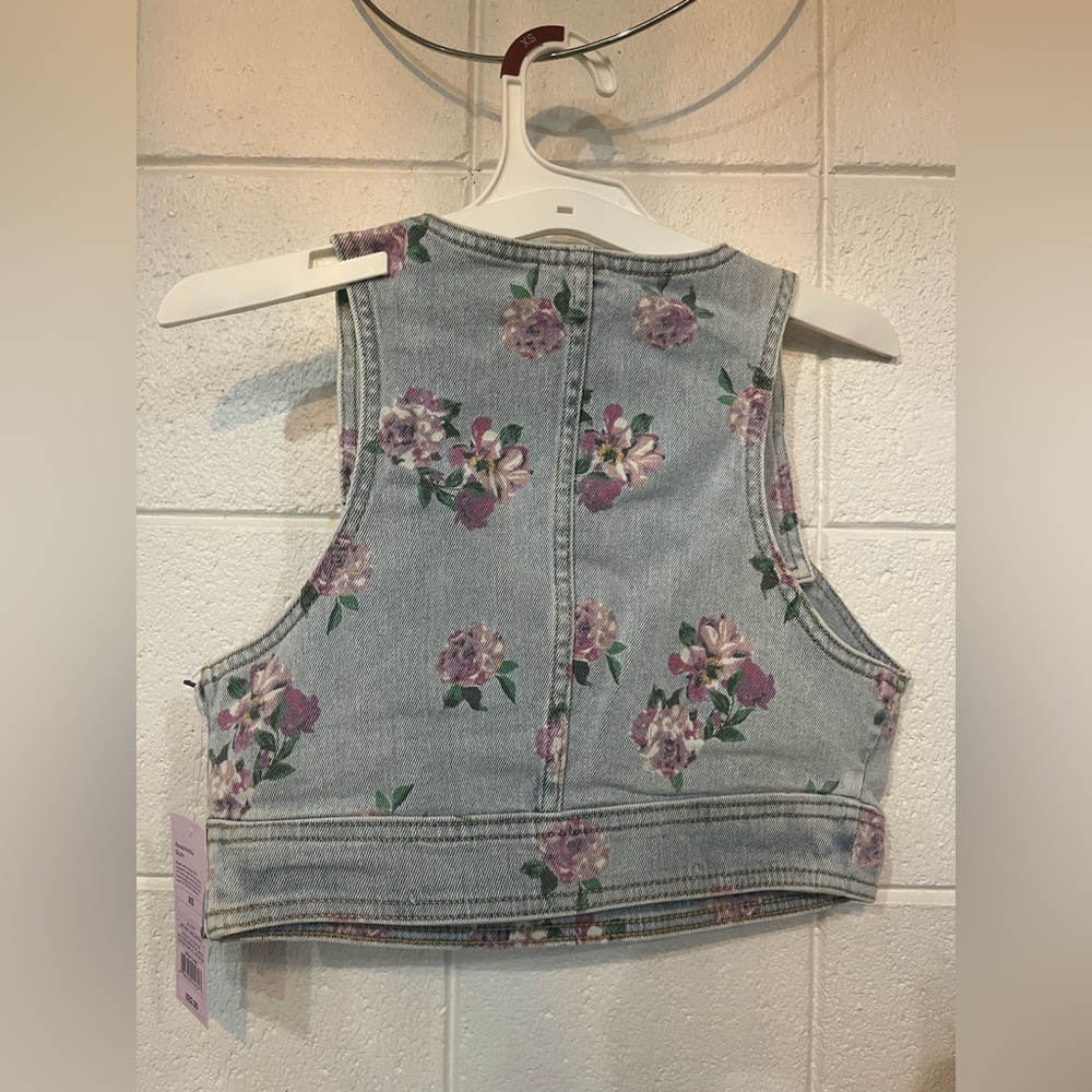 Women's Cropped Denim Vest - Wild
Fable™ Light Wash Floral XS - Picture 2 of 4